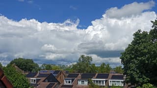 Zon en wolken.