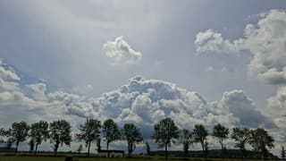 Lichte halo en stapelwolken 